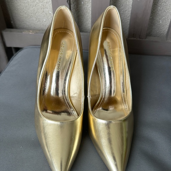Elegant Gold Heels with Artistic Design - Picture 3 of 9